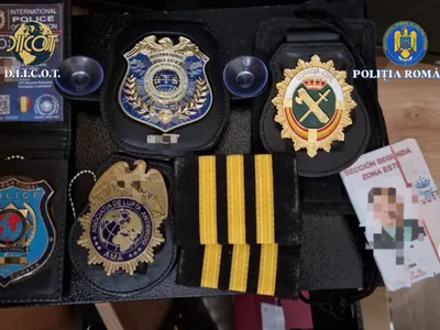 Insigne pentru falșii ofițeri SRI - Foto: Poliția - DIICOT