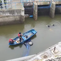 Două persoane au ajuns la spital după ce au căzut cu mașina în lacul Floreasca - FOTO: ISU B-IF