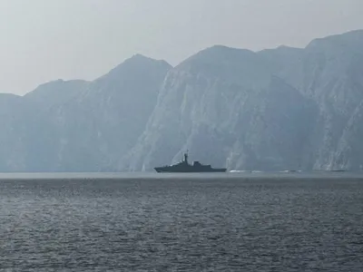 O navă a marinei este văzută navigând în Strâmtoarea Hormuz, o cale navigabilă vitală, prin care trece o mare parte din petrolul și gazele lumii - Foto: Profimedia Images