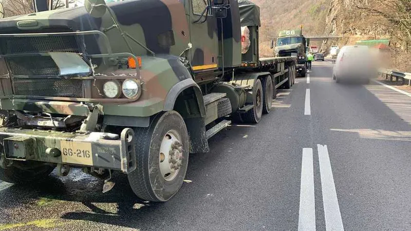 Fără autostradă, Armata SUA s-a împotmolit pe Valea Oltului. Carambol, la Călinești. / Foto: news.ro