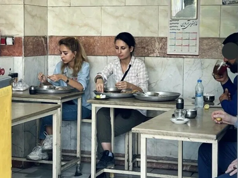 Femeie, arestată în Iran după ce s-a pozat mâncând într-un restaurant fără a purta hijab. / Foto: Twitter