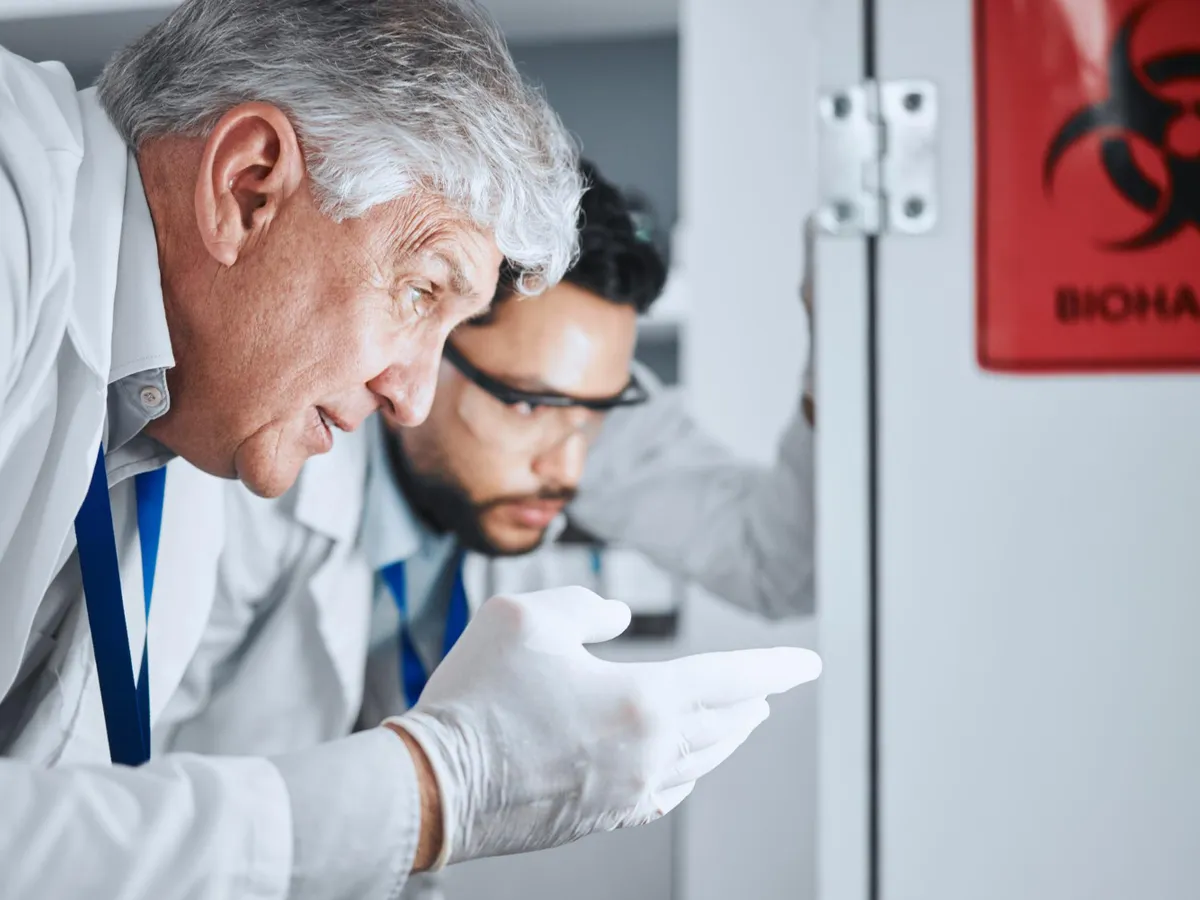 Cercetători care fac teste în laborator - Foto: Freepik (rol ilustrativ)