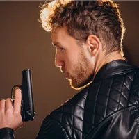 A tras cu arma pe stradă Foto: Freepik.com (rol ilustrativ)