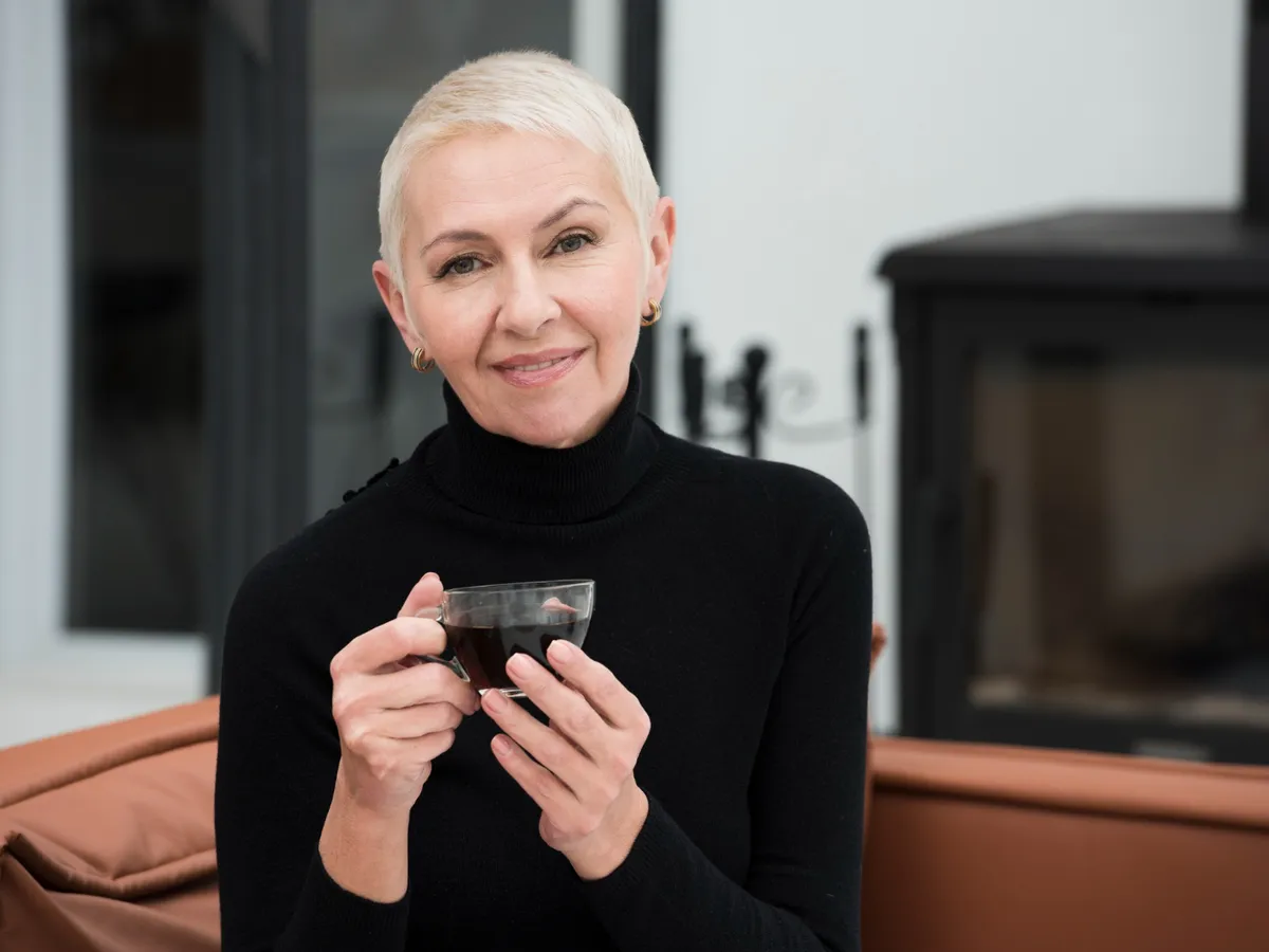 Pensionară așteptând pensia pe card - Foto: Freepik