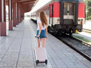 Călătoriile cu trenul, mai scumpe decât cu avionul. Ecologiștii vor taxe suplimentare pentru avioane - Foto: freepik (rol ilustrativ)