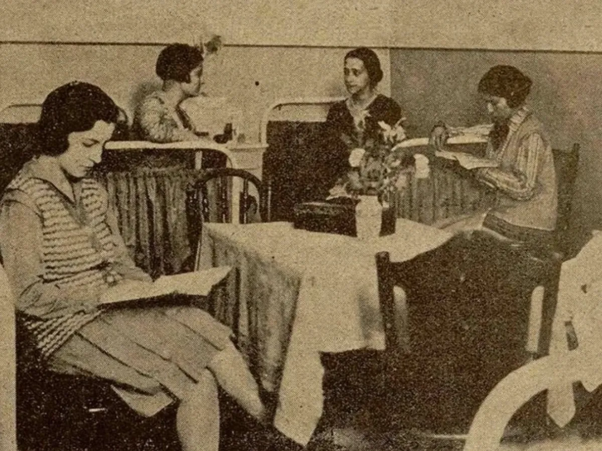 Studente în cămin interbelic