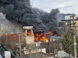 Incendiu de proporții la Sibiu. 50 de oameni, evacuați din case. Intervin pompieri din 5 județe - Foto: ISU Sibiu