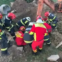 Bărbat mort, după ce a fost prins sub un mal de pământ, când săpa o fântână. Intervenție de 10 ore - Foto: captură Facebook