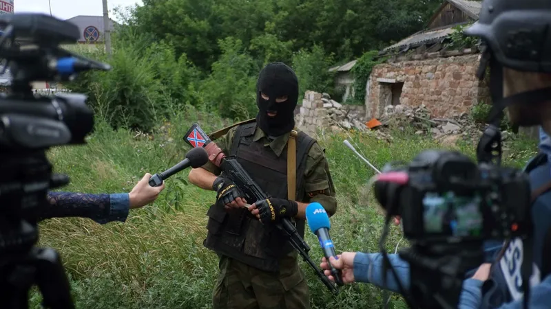 Rebelii din Ucraina acuză forțele guvernamentale de atacuri. Armata neagă acuzațiile/FOTO: NYTimes