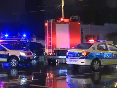 Autospecială de pompieri, oprită de poliție în drum spre incendiu. Polițiștii se deplasau spre același incident