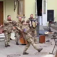 Militarii ucraineni au mai destins atmosfera în Kiev/ Captură video