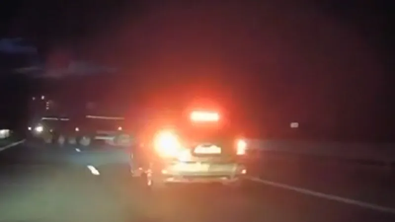 Manevră „kamikaze”, pe A2: O basculantă a întors din 3 bucăți și a luat-o pe constrasens. / Foto: captură video