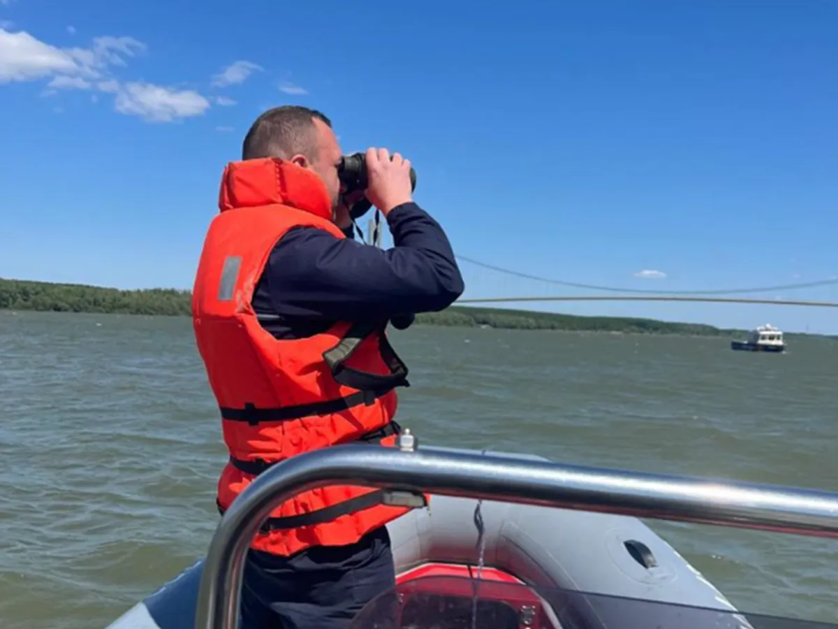 Tânăr de 27 de ani, căutat în apele Dunării, după ce barca în care se afla s-a răsturnat - Foto: News.ro