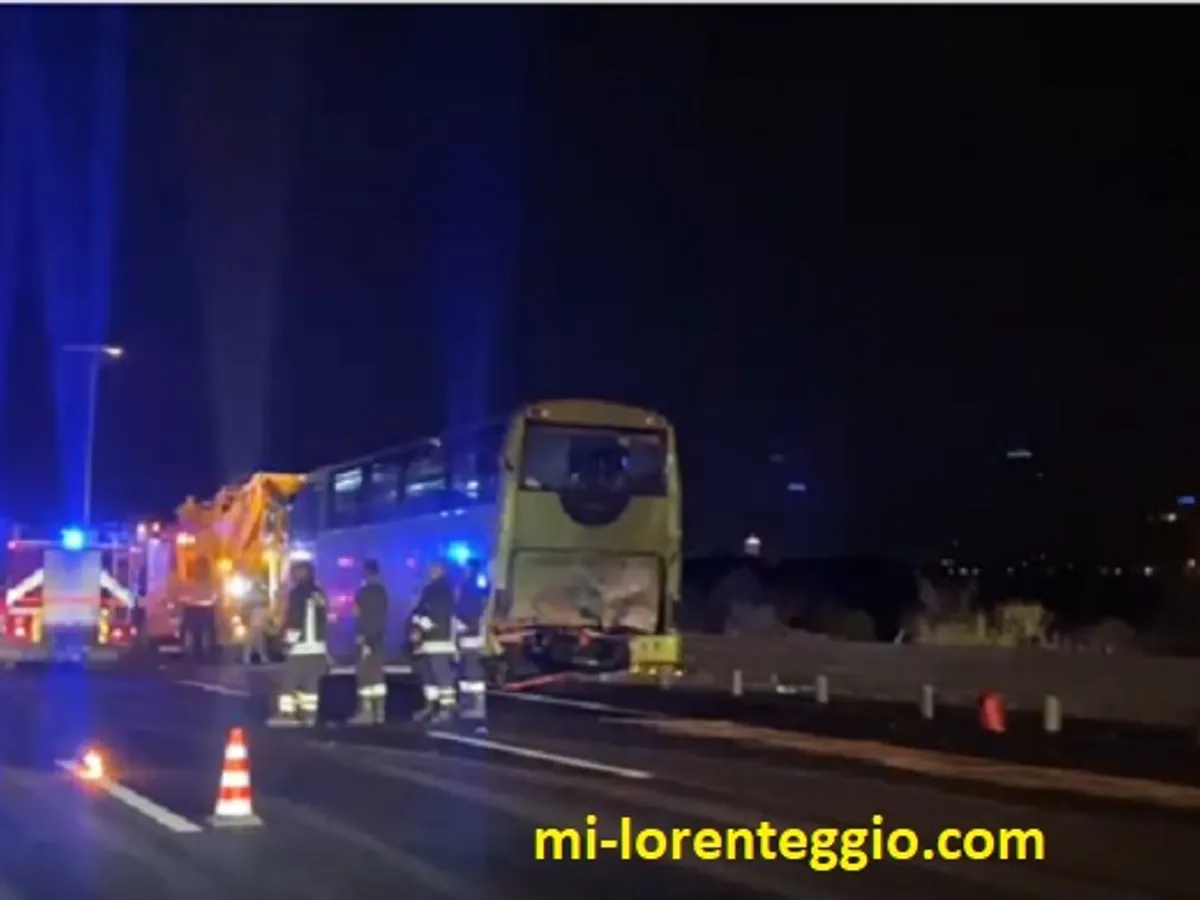 Un TIR condus de un român a intrat în două autocare cu migranți în Italia: un mort, 15 răniți. / Foto: mi-lorenteggio.com