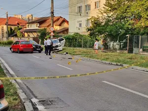 Două mașini de poliție parcate pe stradă, pe contrasens, lovite de o șoferiță „talentată”. / Foto: tion.ro