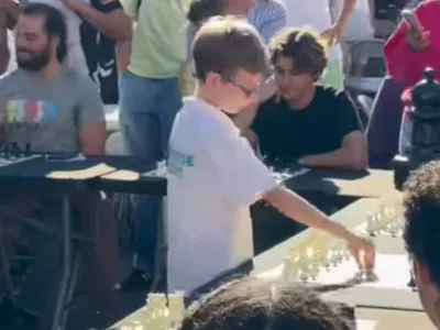 VIDEO Copilul-fenomen cu origini românești: Luca Protopopescu a înfruntat simultan 12 adversari la șah. Când a început să joace