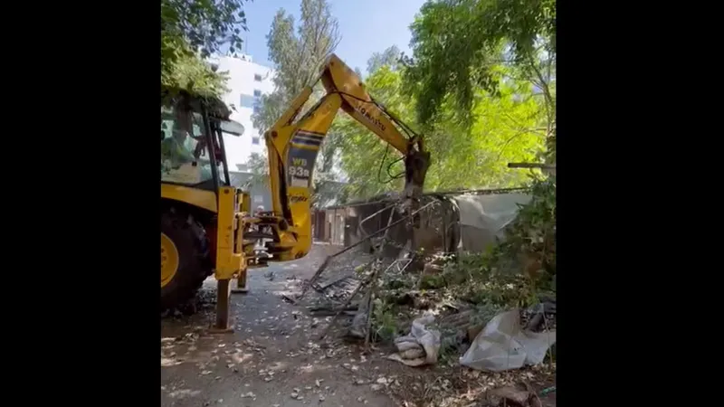 Primăria S1 a intrat cu buldozerele în garajele și construcțiile ilegale din zona Gara de Nord - Foto: captură video