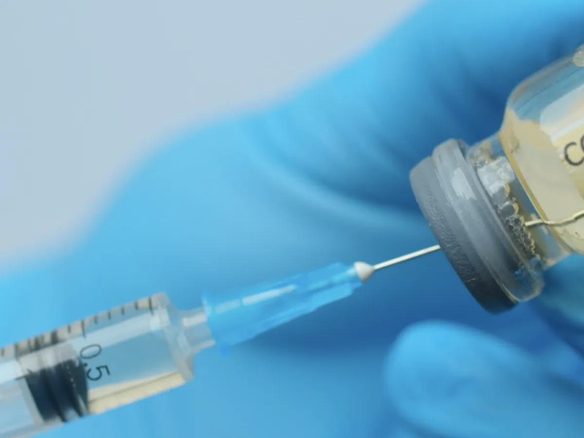 O nouă tranșă de 432.000 doze de vaccin anti-COVID AstraZeneca ajunge în România. / Foto: economica.net