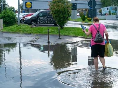 Urm[rile precedentei furtuni din Bucureşti, de pe 9 iunie, pe Splaiul Unirii - Foto: INQUAM PHOTOS/Pană Tudor