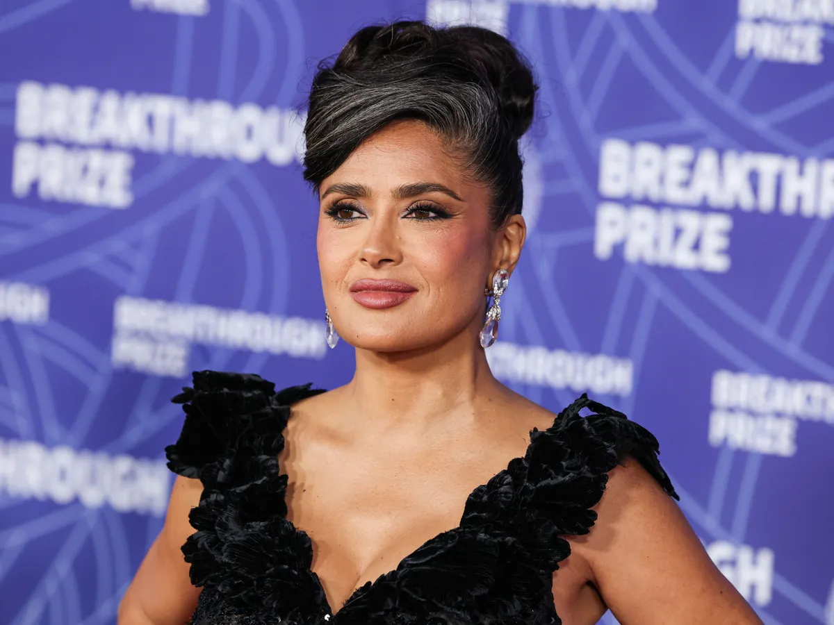 Trucul actriței Salma Hayek ca să își ascundă părul cărunt. Folosește un produs pe care îl are oricine în casă