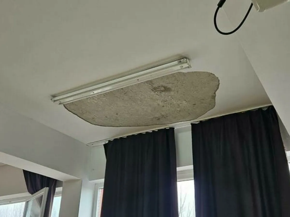 Incident într-o școală după ce tavanul unei săli de clasă s-a prăbușit. Doi elevi la spital  - ISU Mureș