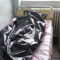 Un cadavru într-un sac de plastic este lăsat pe patul spitalului/FOTO: Facebook