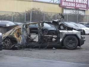 O mașină electrică Tesla Cybertruck a ars atât de puternic încât a dezintregrat oasele șoferului - Foto: Profimedia Images (Imagine cu rol ilustrativ)