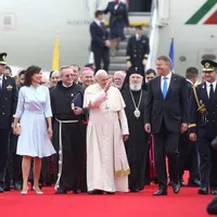 Papa Francisc a fost întâmpinat de Klaus Iohannis pe aeroportul Otopeni Foto: INQUAM/George Călin