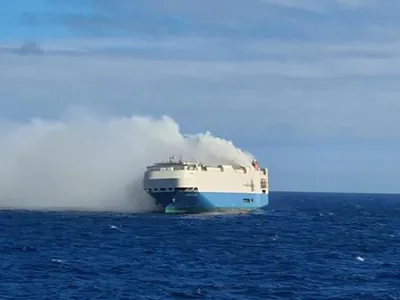Un cargou plin cu mașini de lux a luat foc și plutește în derivă în mijlocul Atlanticului/FOTO: CNN
