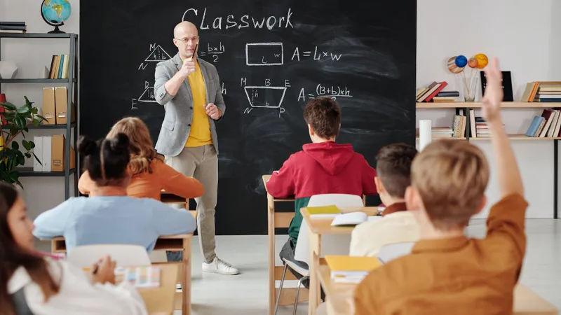 Un profesor din România câștigă de cinci ori mai puțin - Foto: Pexels / Max Fisher