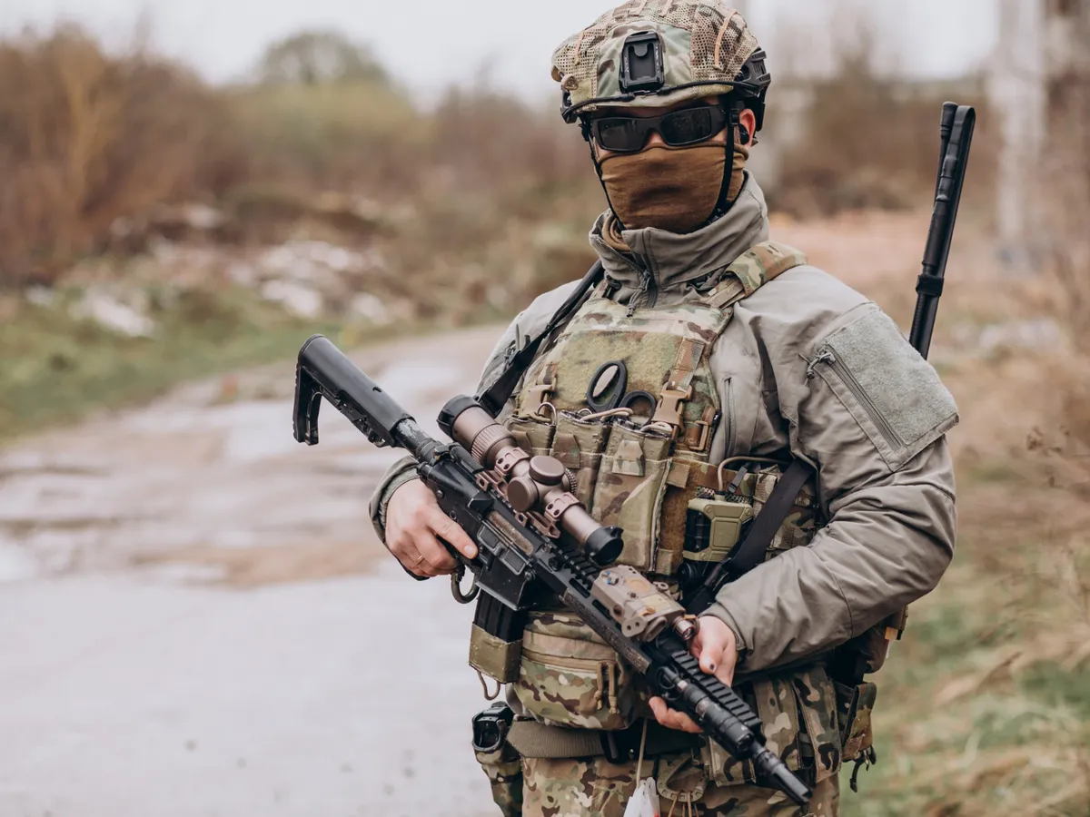 Bărbat îmbrăcat în militar cu arma în mâna - Foto: Freepik (rol ilustrativ)