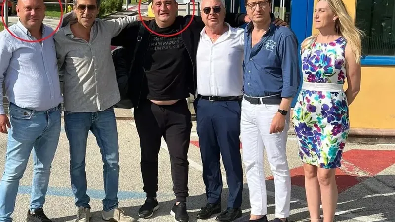 Cei doi condamnați, urmăriți internațional, și-au făcut și o poză după ce au fost puși în libertate. Primul (încercuit) este Romeo Albu, al doilea este Bogdan Popa  Foto: Libertatea