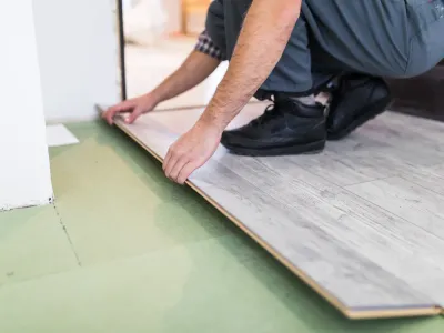 Pare parchet de lux, dar costă mult mai puțin. Materialul care revine în tendințe la sfârșitul anului 2026