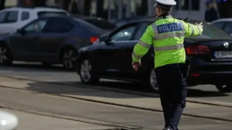 Polițist care dirijează - Foto: Profimedia Images (Imagine cu rol ilustrativ)
