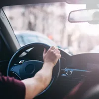 Un bărbat a fost reținut după ce a provocat un accident. S-a urcat băut la volan - Foto: Istock  / imagine cu rol ilustrativ