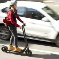 Unii șoferi români nu știu cum să depășească corect trotinetiștii, deși legea s-a schimbat de 2 ani - Foto: raine.co