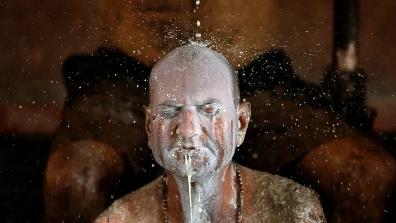 „Terapie” anti-COVID cu bălegar și urină de vacă, în India. Medicii avertizează că e periculos. / Foto: reuters.com