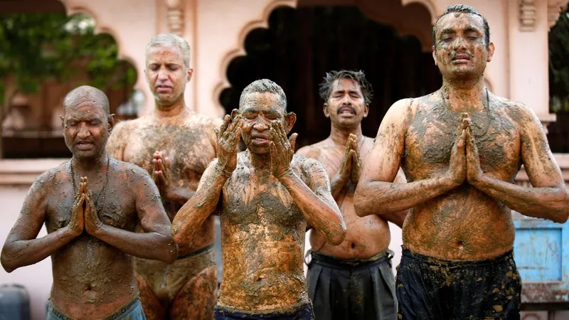 „Terapie” anti-COVID cu bălegar și urină de vacă, în India. Medicii avertizează că e periculos. / Foto: reuters.com