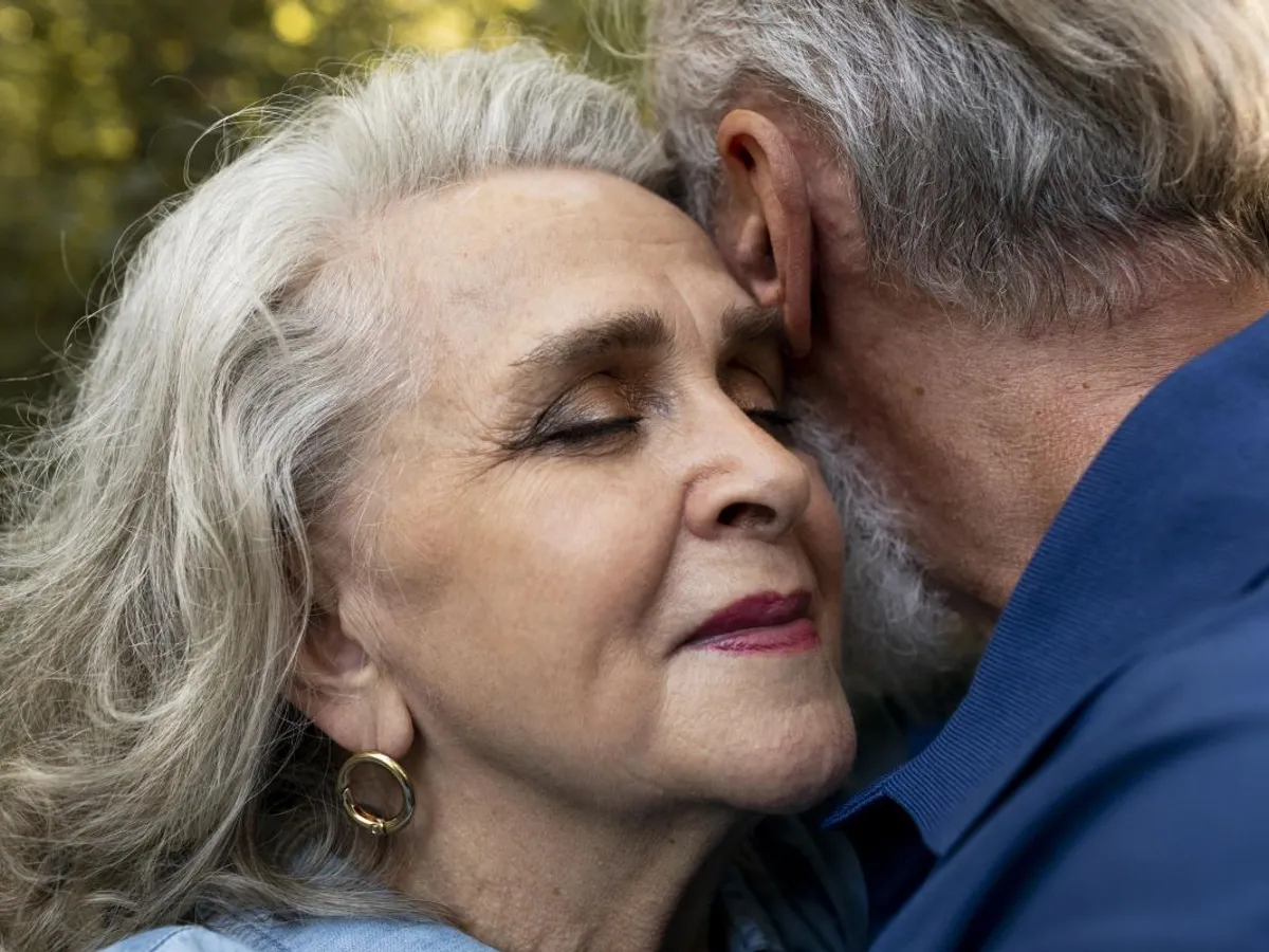 Cuplu în etate strângându-se-n braţe, în mijlocul naturii - Foto: Freepik/CC0