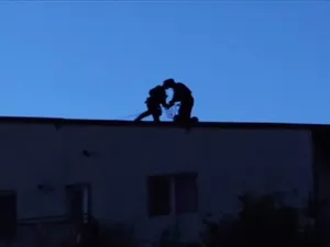 VIDEO De ce a durat 13 ore intervenția poliției la bărbatul blocat în casă, în Otopeni. Momentul în care suspectul a fost capturat
