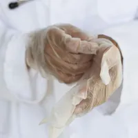 Medic punându-şi mănuşi de latex - Foto: Pexels/RF._.studio _