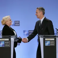 Premierul României și secretarul general al NATO/FOTO: gov.ro