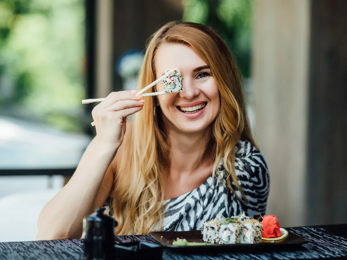 Femeie servind pești - Foto: Freepik