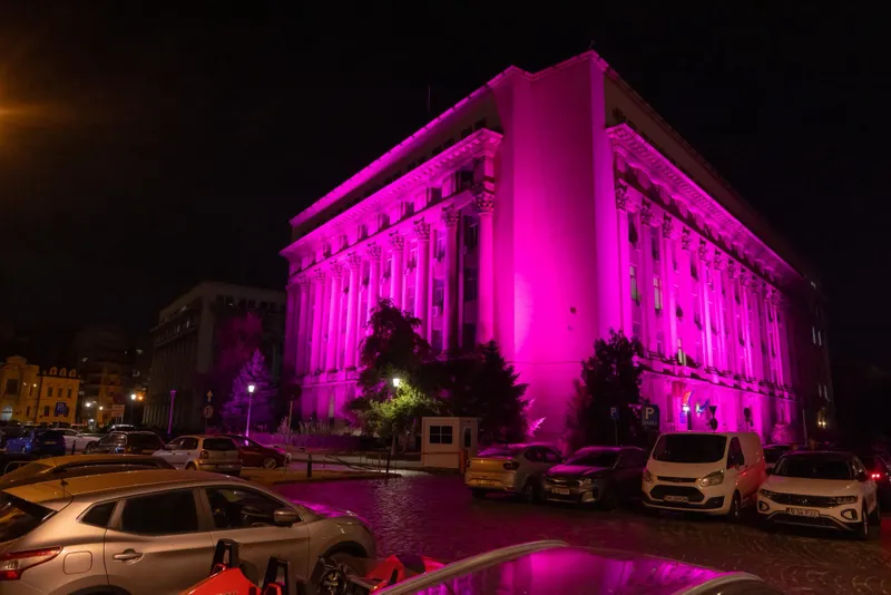 Ministerul Sănătății iluminat în roz - Foto: Ministerul Sănătății