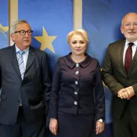 Premierul Viorica Dăncilă alături de Preşedintele Comisiei Europene, Jean-Claude Juncker şi prim-vicepreşedintele Comisiei Europene, Frans Timmermans/ Foto: gov.ro