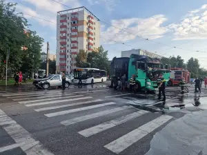 Accident grav! O basculantă grea se urcă pe un camion, după ce e lovită de o mașină, și ia foc - Foto: ziaruldeiasi.ro