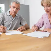Care pensionari NU primesc pensie pe card în martie. Autoritățile spun că nu au documente în regulă foto: Freepik (fotografie cu caracter ilustrativ)
