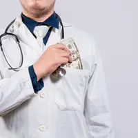 Rafila vrea ca medicii să facă cursuri de „cum să nu iei șpagă”: „E o problemă de educație” - Foto: Profimedia Images/ Imagine cu caracter ilustrativ