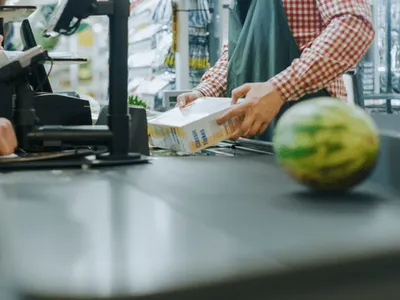 Românii pun sub semnul întrebării fiecare cheltuială. Ce riscă economia dacă acest fenomen continuă