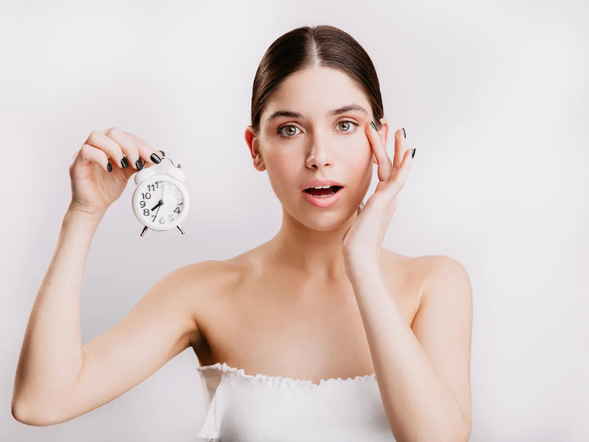 Femeie care are un ceas în mână - Foto: Freepik (Imagine cu rol ilustrativ)